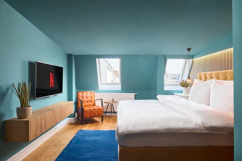 Ferienwohnung Stadium: Schlafzimmer mit Blick über die Dächer