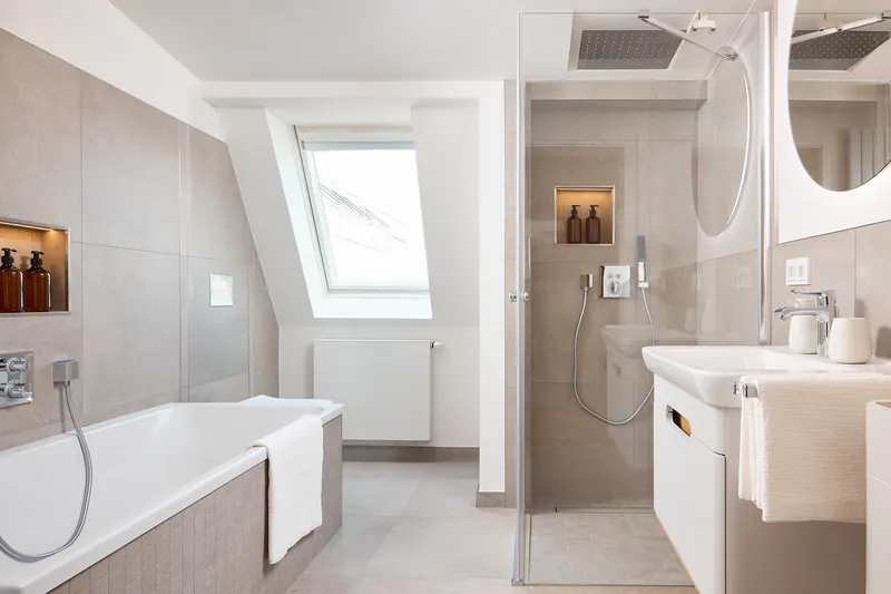 Ferienwohnung Stadium: Bad mit Badewanne und Regendusche